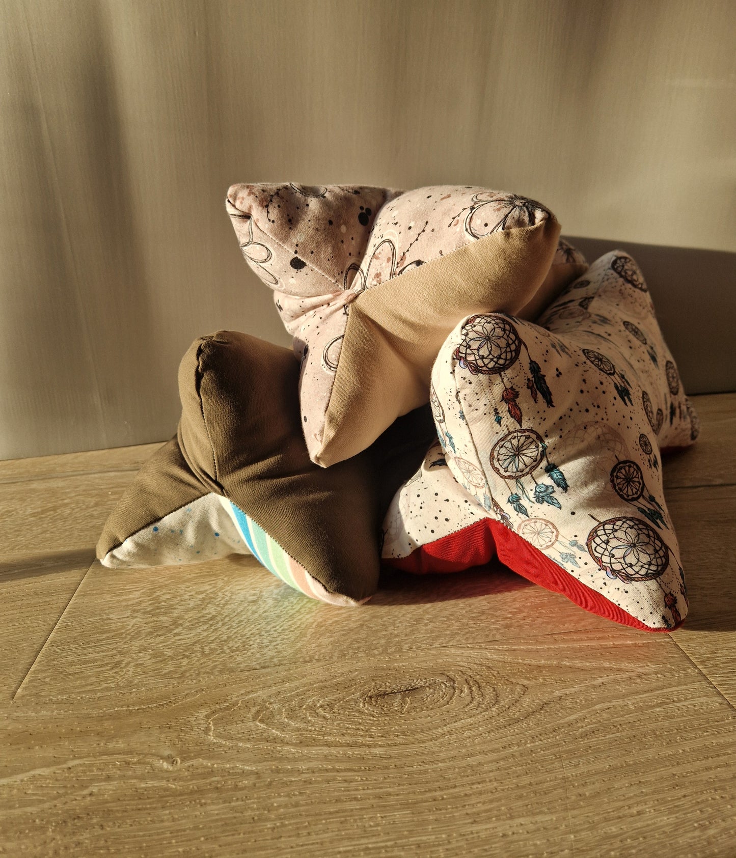 Leseknochen - Lesekissen - Nackenkissen - Buchstütze - Blümchen/ Leo